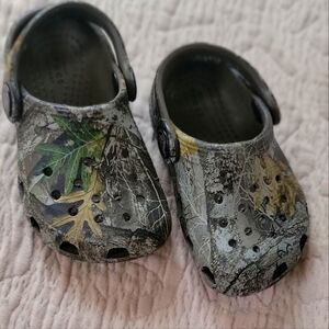 Baby / Toddler Crocs Size 5 In Realtree Camo Pattern. Like New Condition!